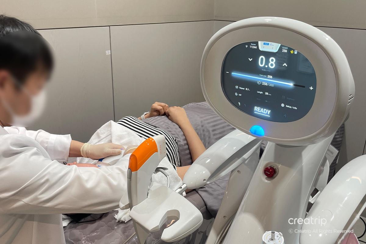 麗芬聚PPEUM診所正進行專業施術,確保效果最佳。