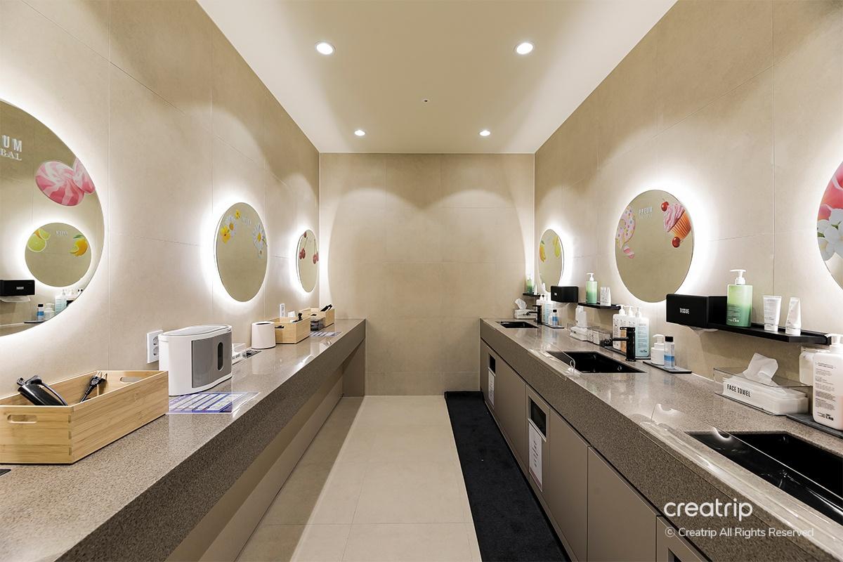 麗芬聚PPEUM診所內的個人行李保管空間,設施完備。