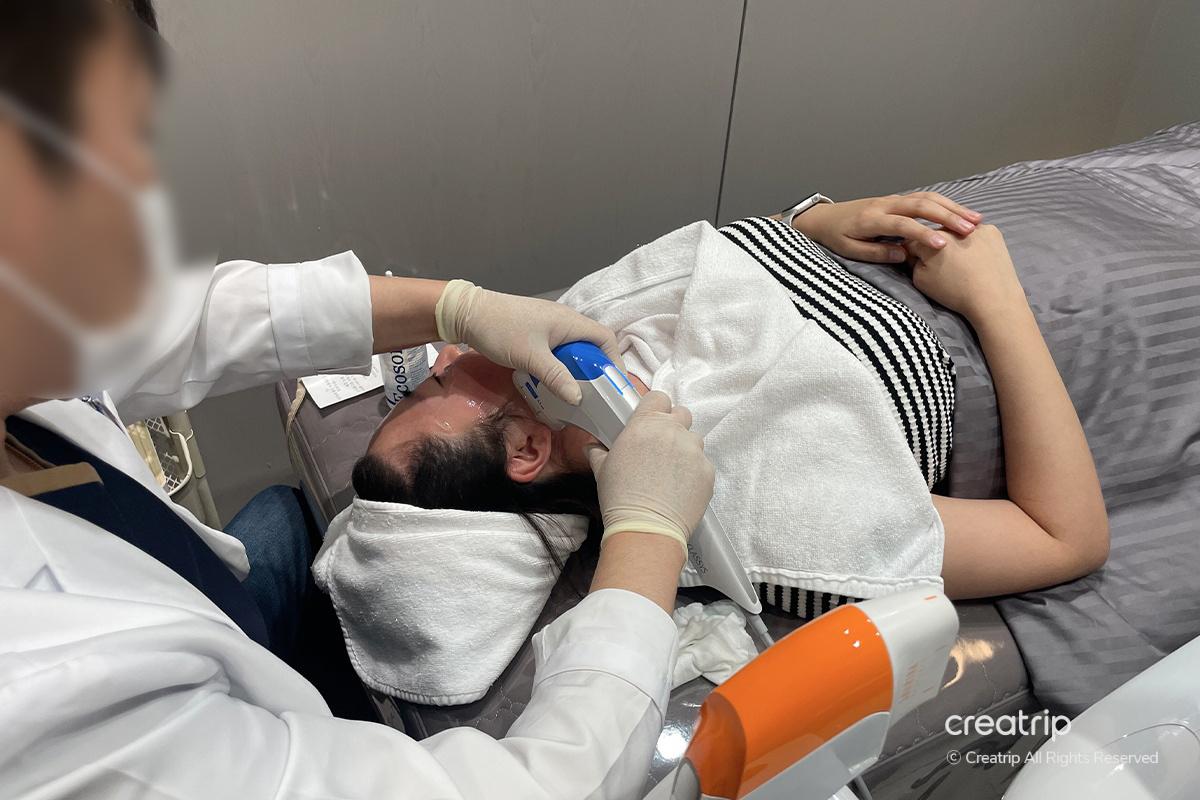 韓國麗芬聚PPEUM診所進行施術的專用房間,配備先進設備。