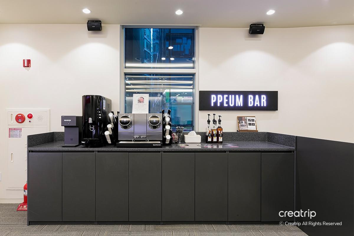 麗芬聚PPEUM內部的舒適休息區,提供便利設施。