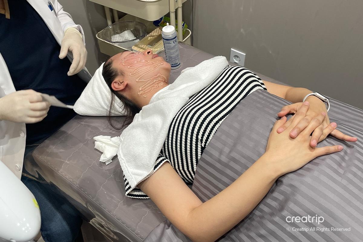 在韓國麗芬聚PPEUM診所接受個人肌膚管理的護理空間。