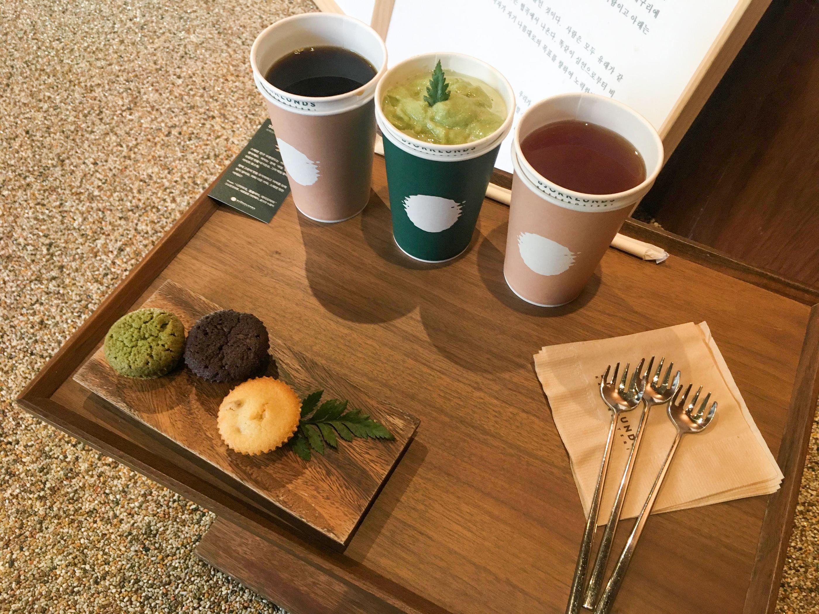 Beautiful cafe from Sweden that appreciates tranquility and calmness, brownie, coffee, hand drip, swedish, jamsil, songlidangil, songlidan, songpa, lotte world, lotte tower, cafe, quiet cafe, gallery cafe, art gallery