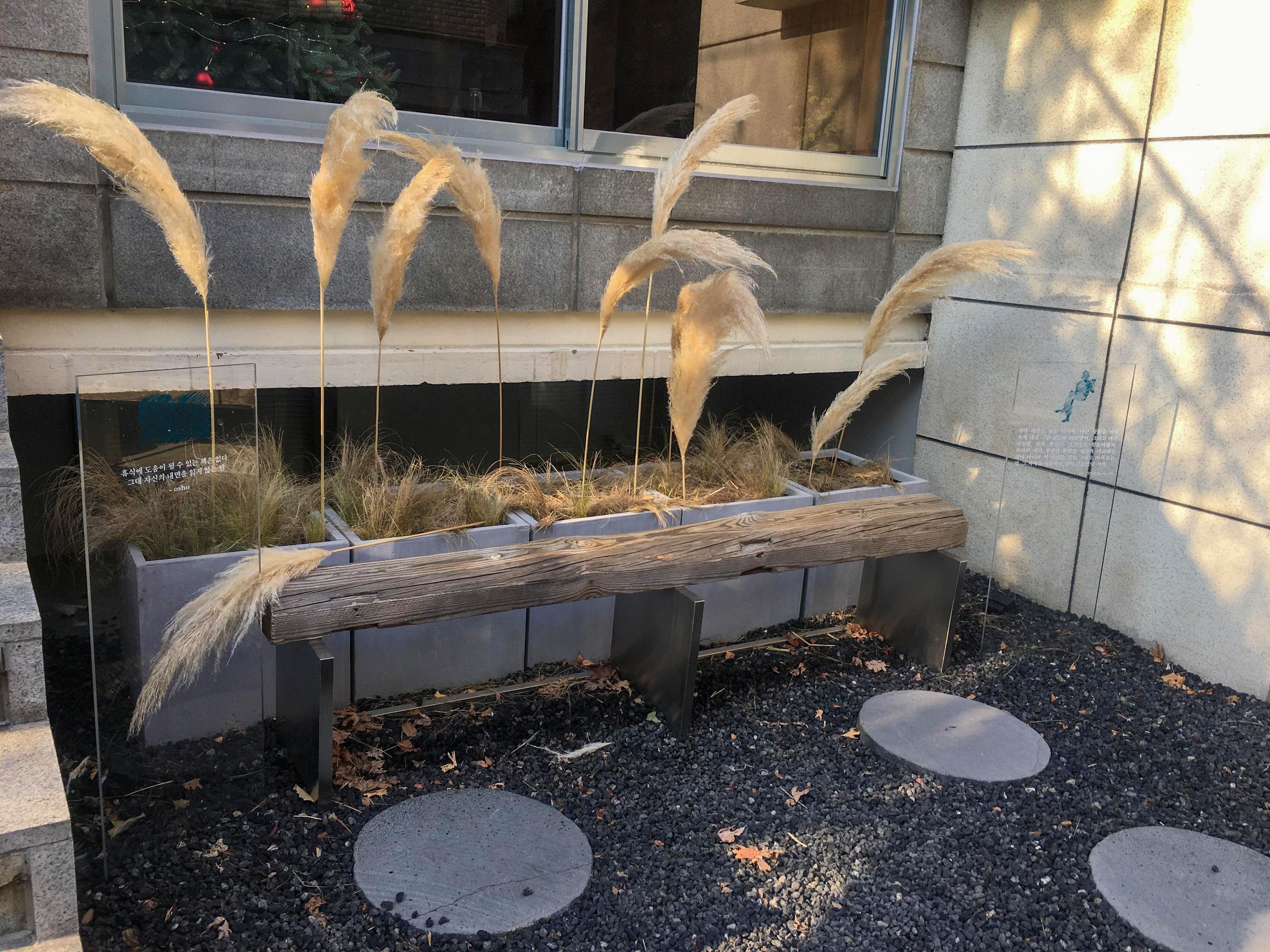 Beautiful cafe from Sweden that appreciates tranquility and calmness, brownie, coffee, hand drip, swedish, jamsil, songlidangil, songlidan, songpa, lotte world, lotte tower, cafe, quiet cafe, gallery cafe, art gallery