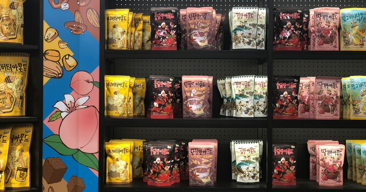 明洞堅果超市貨架陳列,多款韓國堅果零食供顧客選擇,是一個熱門的購物地點