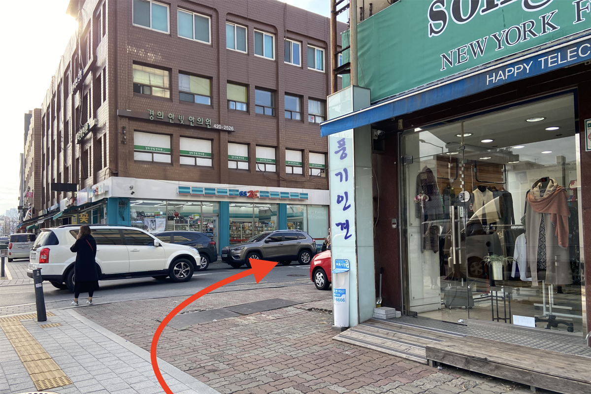 서울 송파구 송파동에 위치한 pres coffee는 현대적인 인테리어를 자랑하며 야외 테라스에서 롯데타워의 전경을 감상할 수 있는 곳입니다.