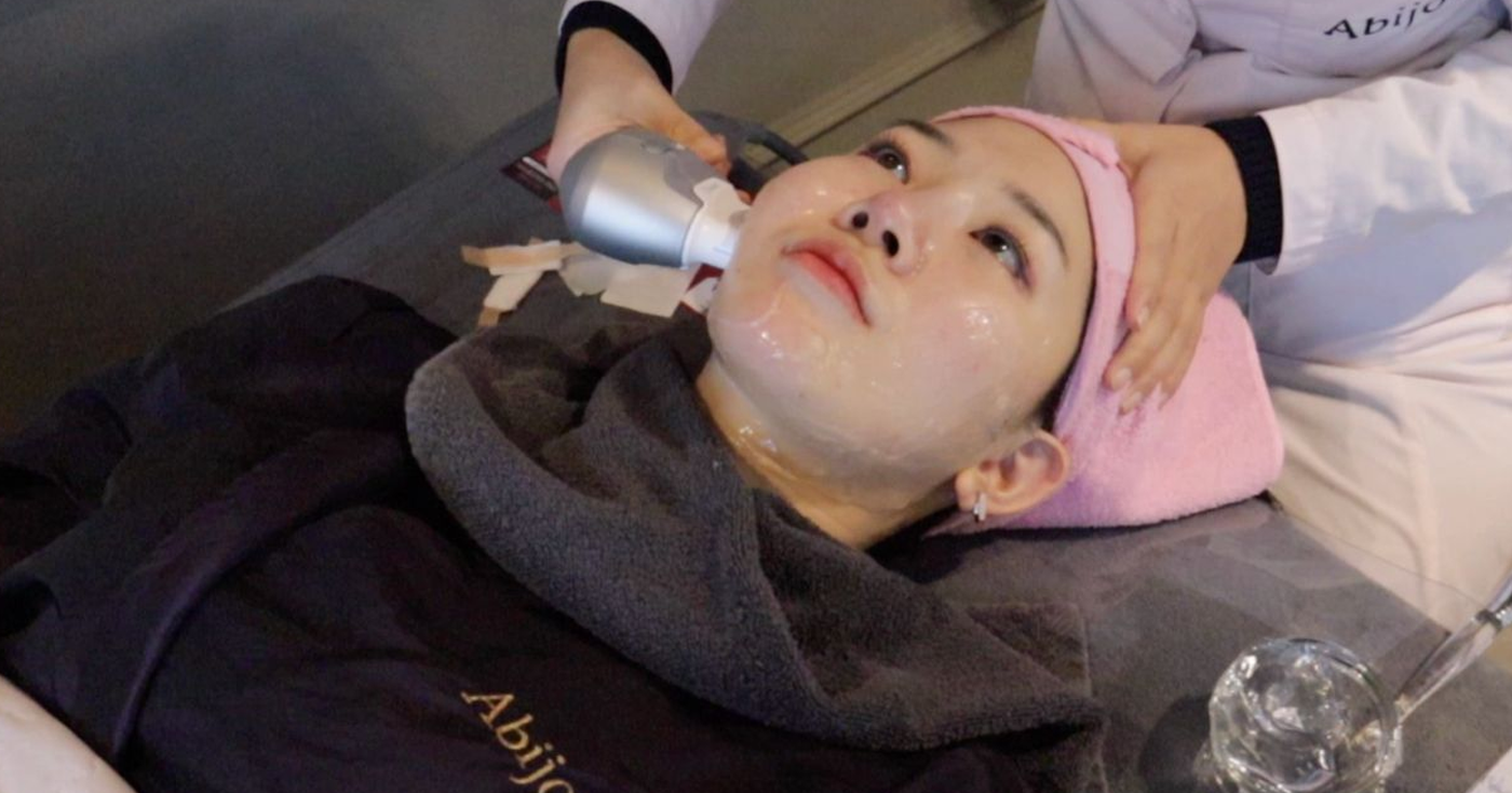 專業美容護理中，技術人員正在為客人提供臉部護理，充滿現代科技感。