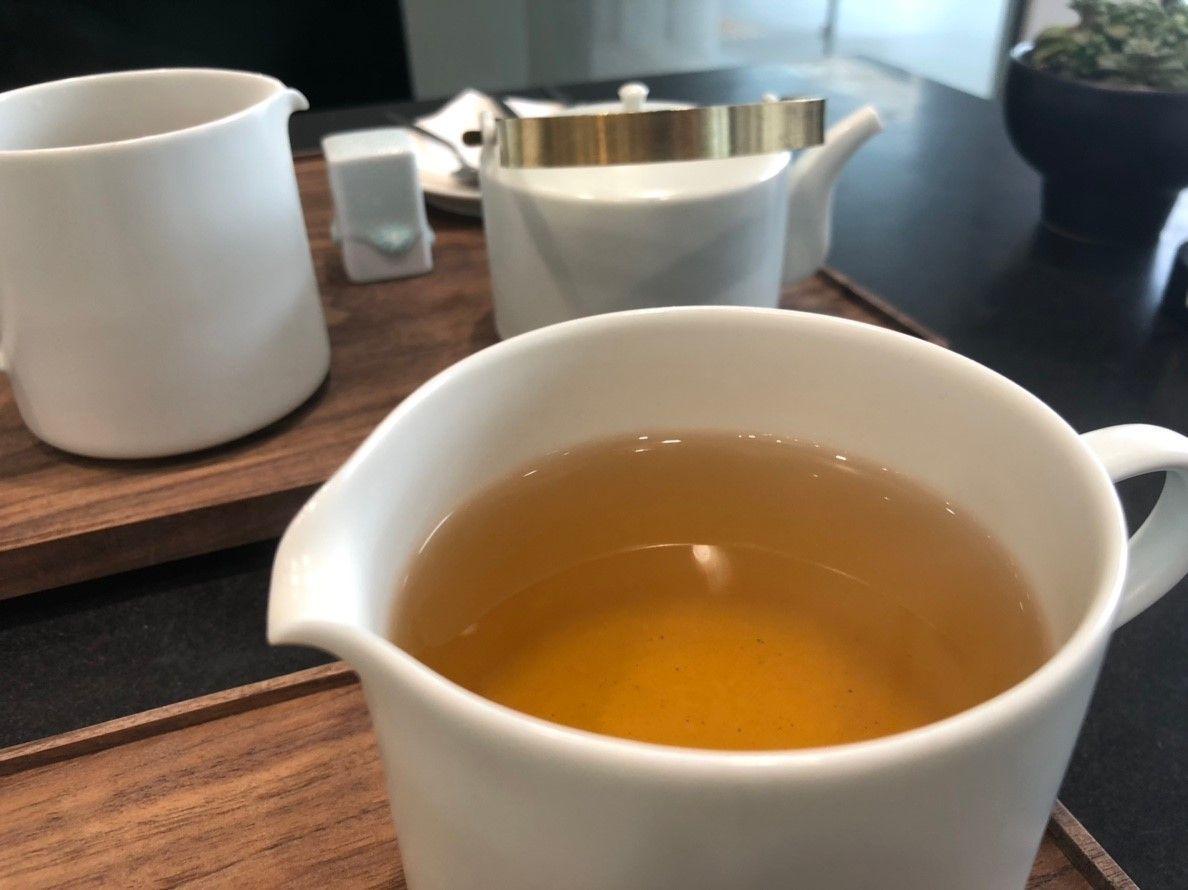 カフェ内で提供されるお茶のセット