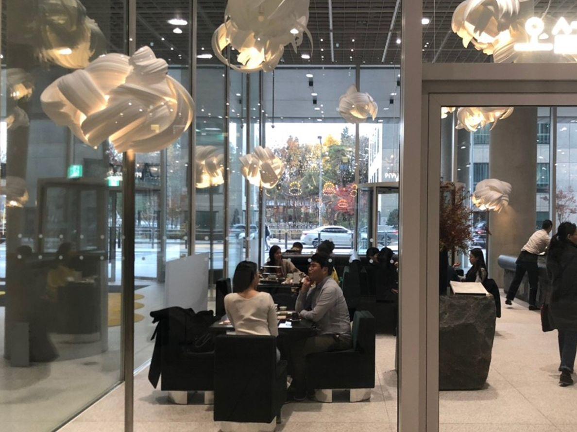 高い天井とシンプルな内装のカフェの内部