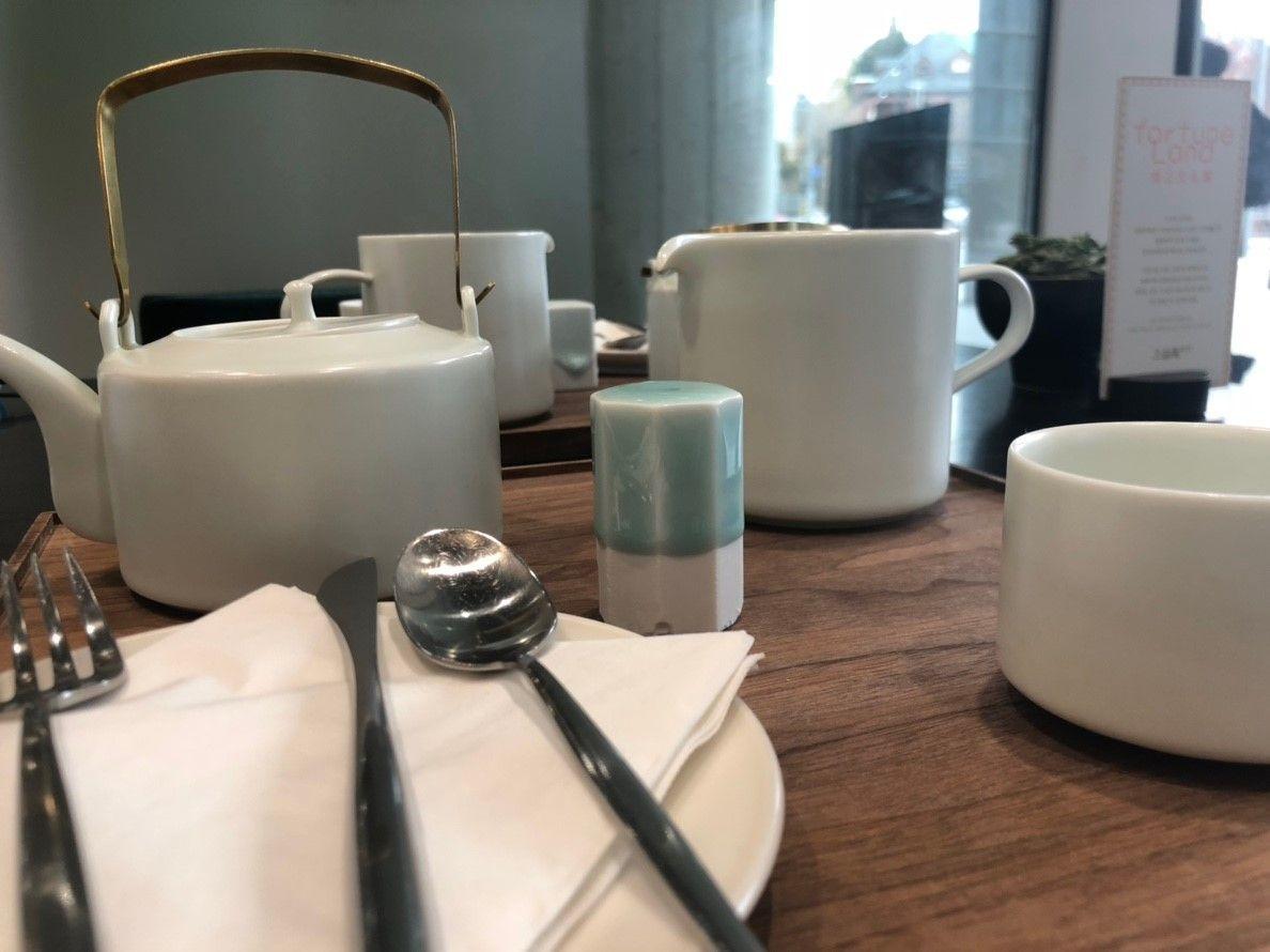 お茶の注ぎ直しが可能なカフェ