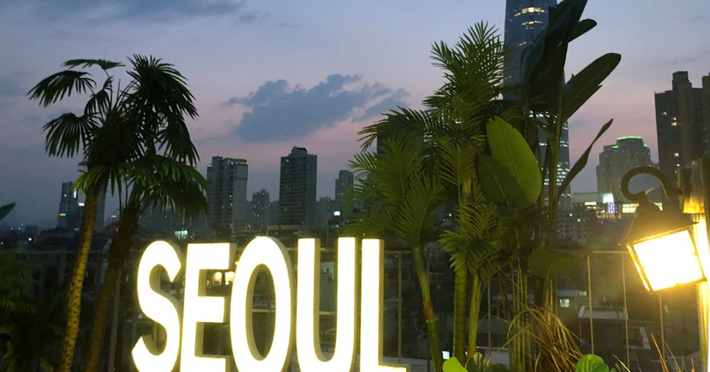 ซูเฟลเนื้อนุ่มฟูที่แทรกด้วยชั้นที่หนาของสตรอว์เบอร์รี่ 