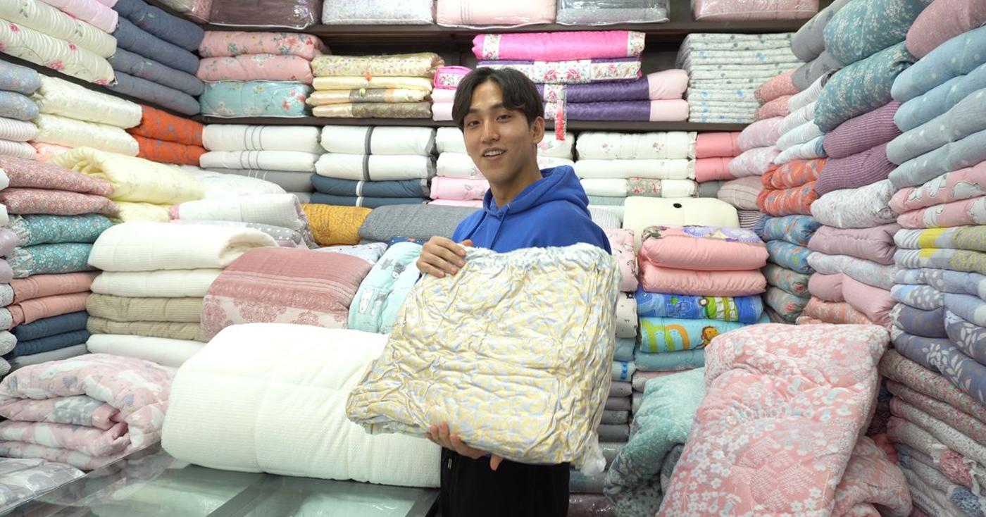 韓國傳統棉被店，展示各式風格棉被，顏色與花紋各異