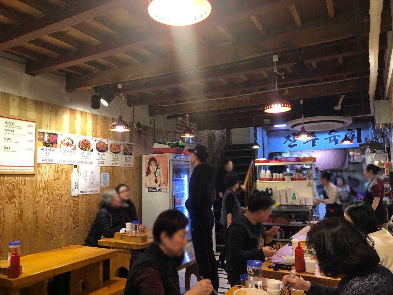 晉州肉膾餐廳內部，顧客正在用餐的和樂場景