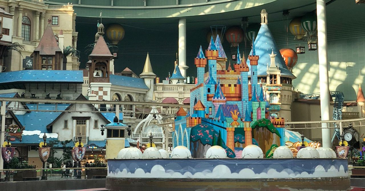 ซูเฟลเนื้อนุ่มฟูที่แทรกด้วยชั้นที่หนาของสตรอว์เบอร์รี่ 