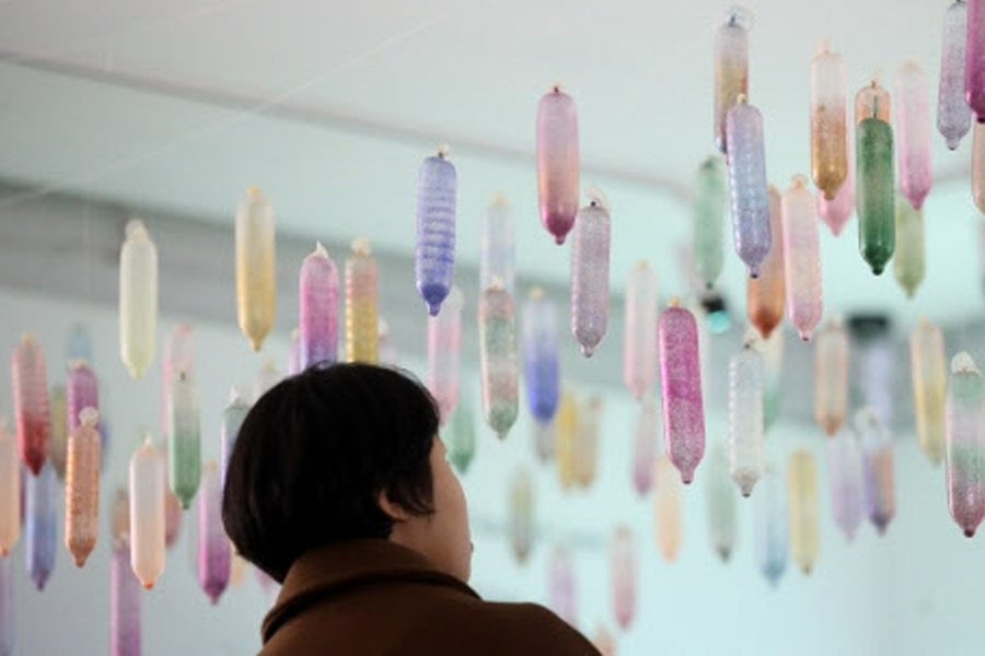 描述韩国青少年性行为和避孕情况的图表，显示年轻人初次性行为的平均年龄和避孕率数据。