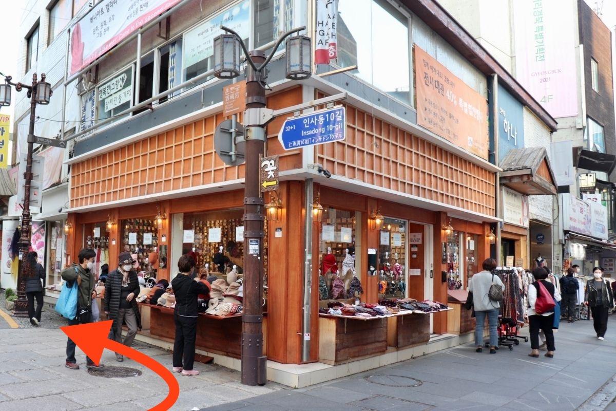 北京旅游指南，仁寺洞传统手工艺品店铺外景，吸引游客的热门纪念品购物点。