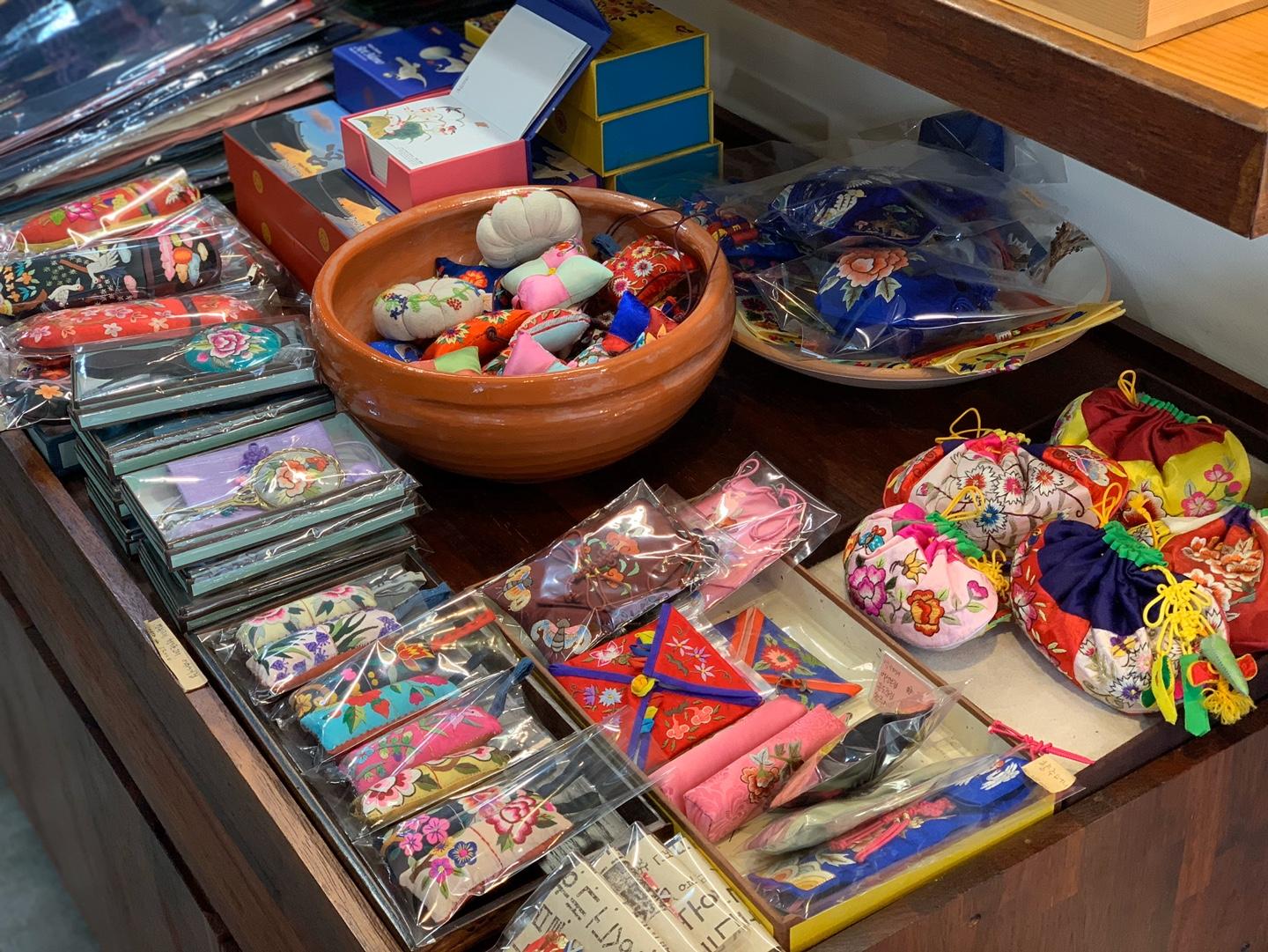 Insadong Woorimi(우리美) | Korean traditional handmade souvenirs!