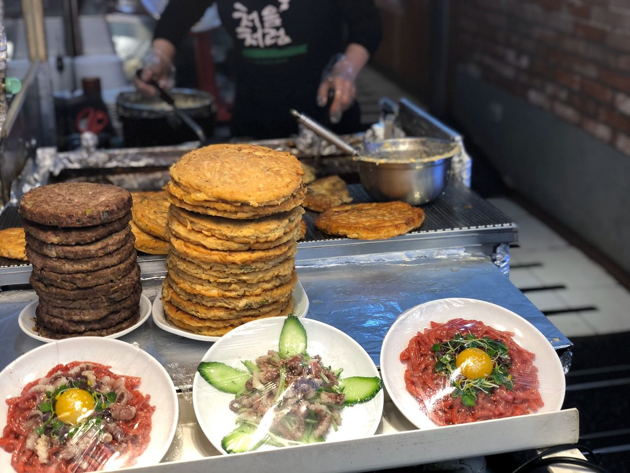 韓国美味しいお店、ソウル美味しいお店、伝統のお店、クァンジャンシジャン 美味しいお店、広蔵市場 美味しいお店、晋州ユッケ、チンジュユッケ