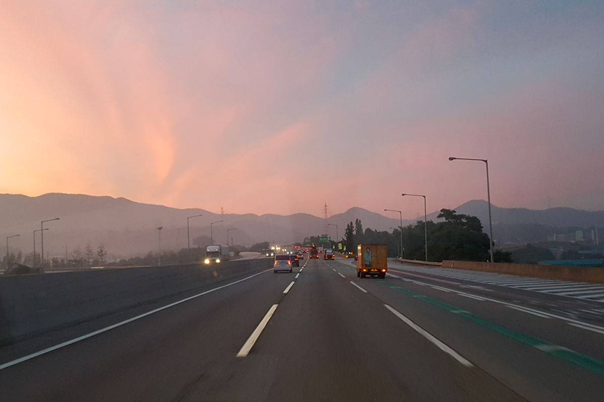 夕陽下的韓國高速公路景色,象徵著輕鬆便捷的機場接送服務,適合團體旅遊。