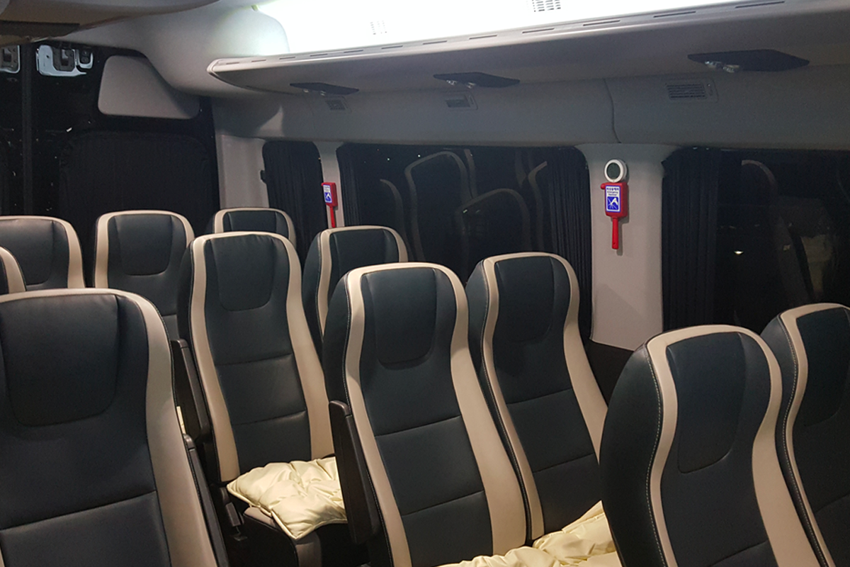 韓國大型旅遊車的內部座椅,展示寬敞舒適的乘坐空間,適合大團或家庭旅遊。