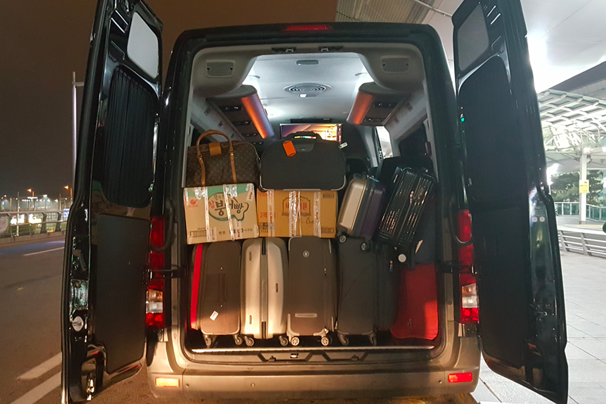 大型旅遊車後車廂裝滿行李,展示韓國仁川與金浦機場接送服務的行李容量。