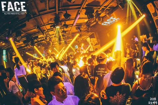 30 แล้วไง? ไปแดนซ์กันให้สุดเหวี่ยงในคลับสำหรับสาวและหนุ่มวัย 30 อัพ รับรองต้องติดใจ!