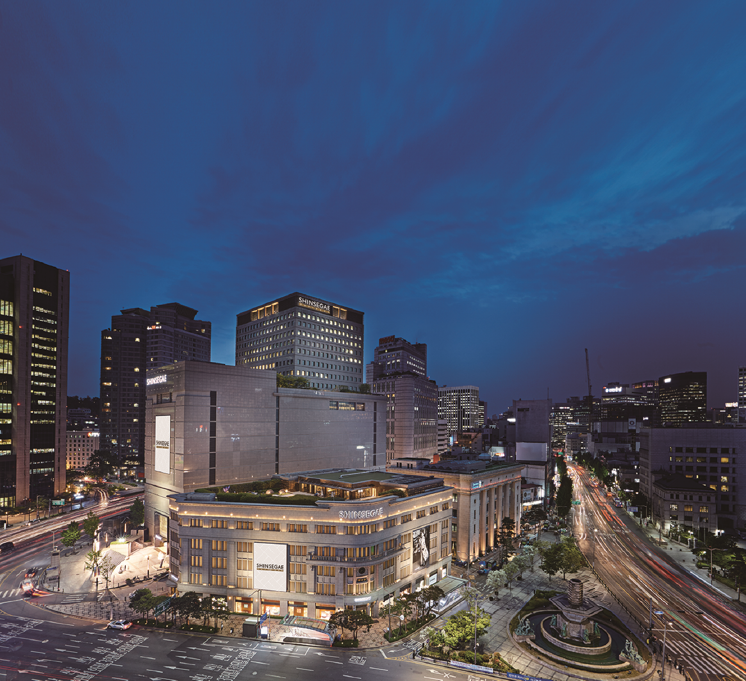 新世界免税店夜景，位於城市商業區域的中心地帶，是旅客和當地人購物的理想場所。