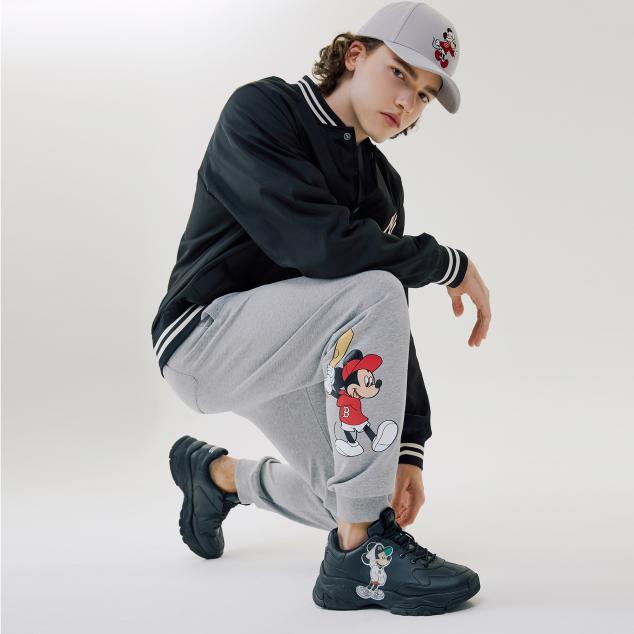 แฟชั่นรองเท้าผ้าใบของคนเกาหลีไม่เป็นสองรองใคร รุ่นไหนฮอต? แบรนด์ไหนฮิต? จัดมาให้แล้ว