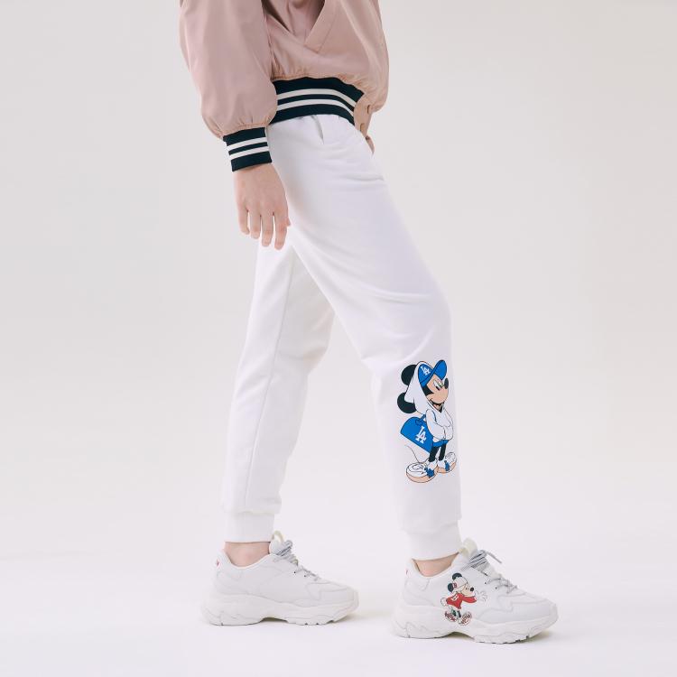 แฟชั่นรองเท้าผ้าใบของคนเกาหลีไม่เป็นสองรองใคร รุ่นไหนฮอต? แบรนด์ไหนฮิต? จัดมาให้แล้ว