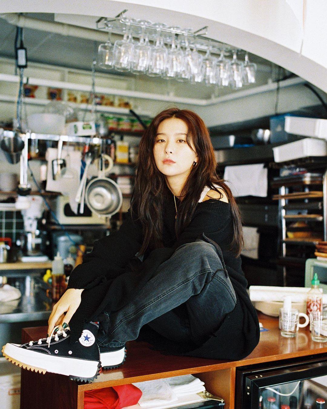 แฟชั่นรองเท้าผ้าใบของคนเกาหลีไม่เป็นสองรองใคร รุ่นไหนฮอต? แบรนด์ไหนฮิต? จัดมาให้แล้ว