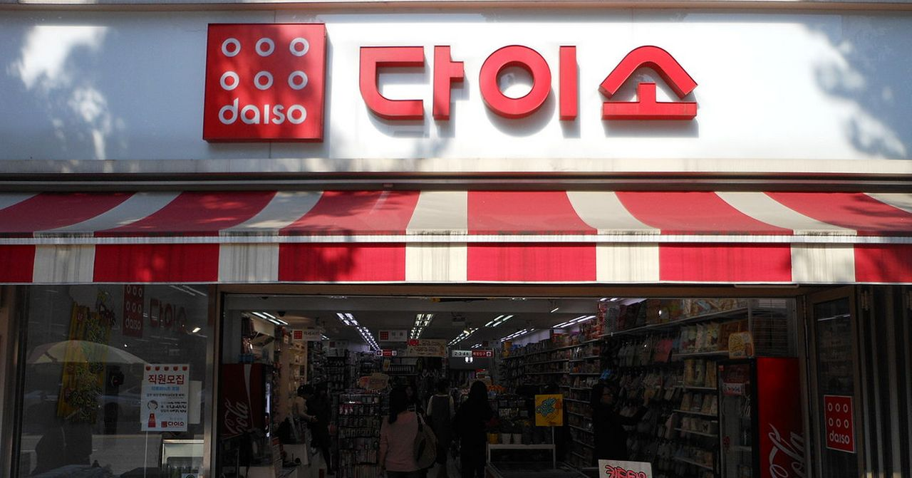 韓國大創門店入口，展示近期熱賣商品的景象。