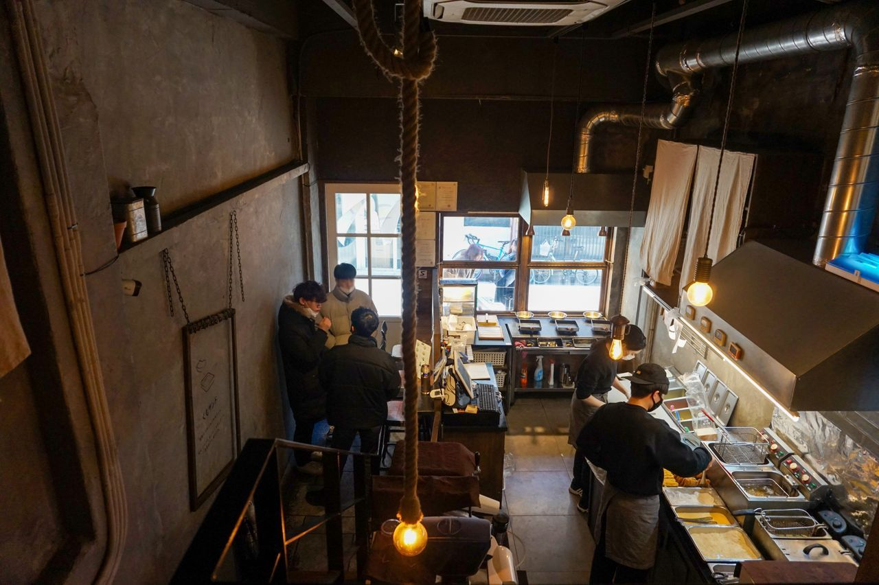 แซนวิชไข่สไตล์ญี่ปุ่นในฮงแด | ขนมปังทอดกรอบเข้ากันอย่างเพอร์เฟคกับไข่แสนนุ่ม | กูรูมิ ซันโดะ