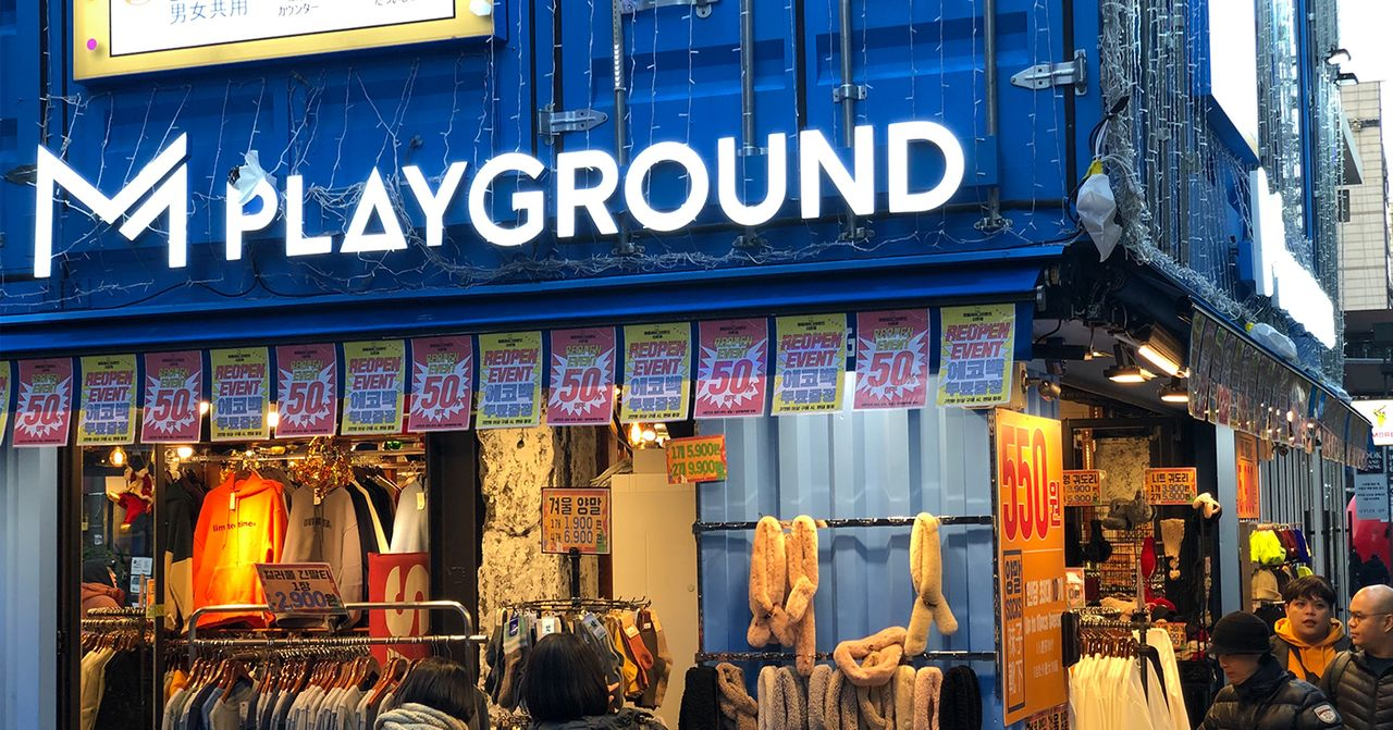 M PLAYGROUND服装店的夜间照明和门面装饰