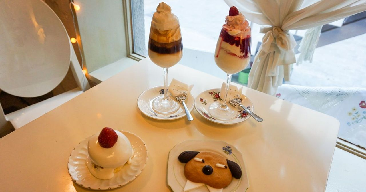 Cafe Highwaist的甜品组合，包含慕斯蛋糕和装饰饮品