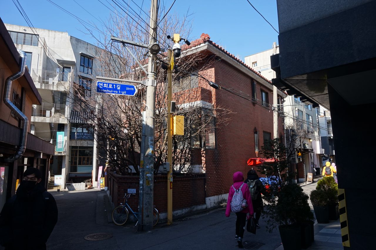 前往延南洞弘大入口的街道指示牌和周边建筑