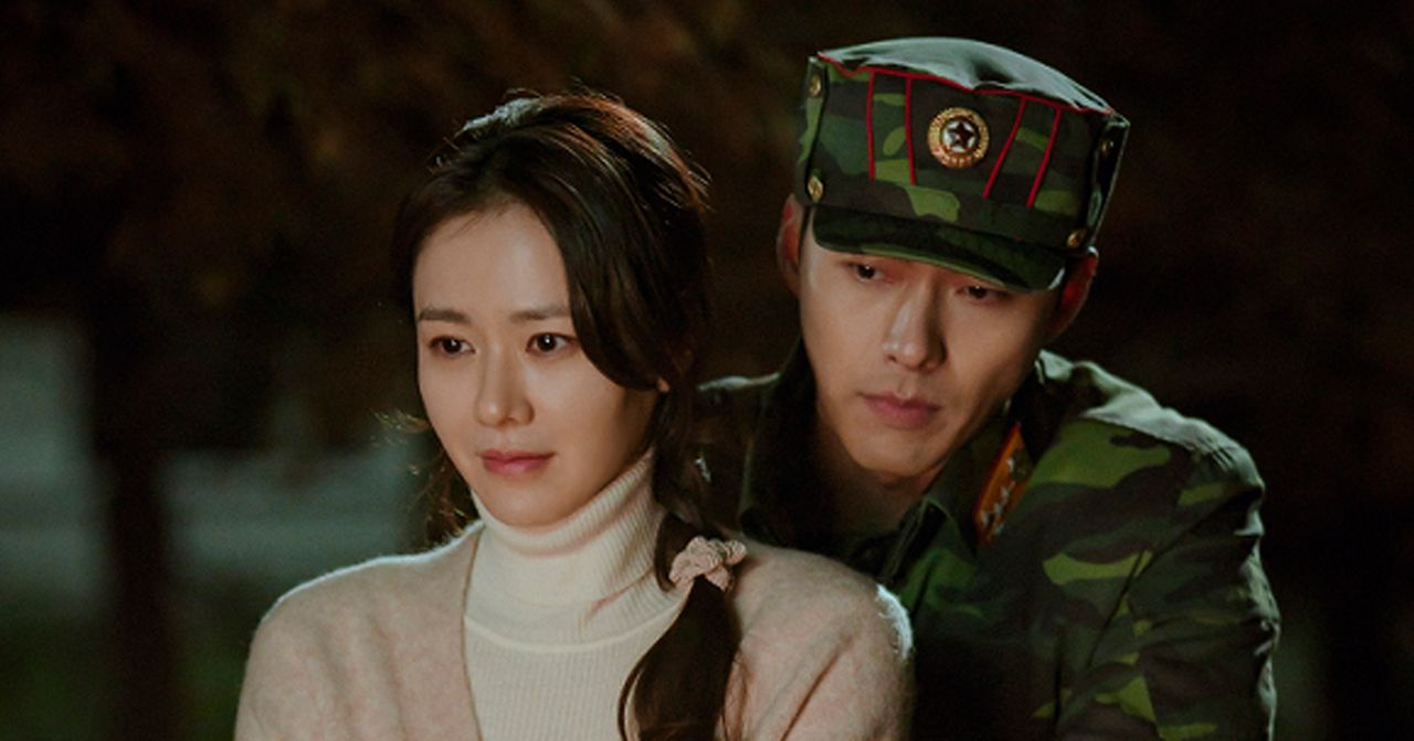 韓國韓劇愛的迫降劇照，韓國士兵與女子的側面鏡頭，描述南北韓的浪漫故事。