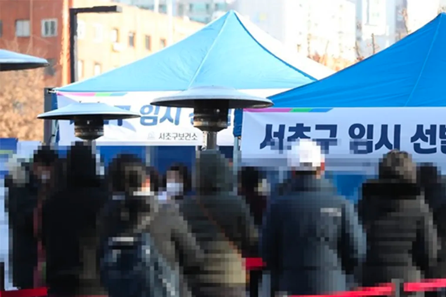 人群聚集在韓國臨時檢疫所，進行COVID-19檢測，顯示檢測流程情況。