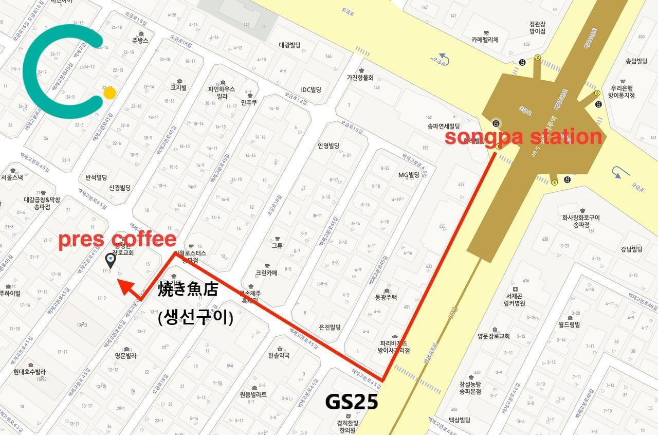 カフェ『Pres』への道のりを示す地図。ソンパナル駅から焼き魚店を経由してPresまでの簡単な道案内、編集画に赤いラインで示されています。