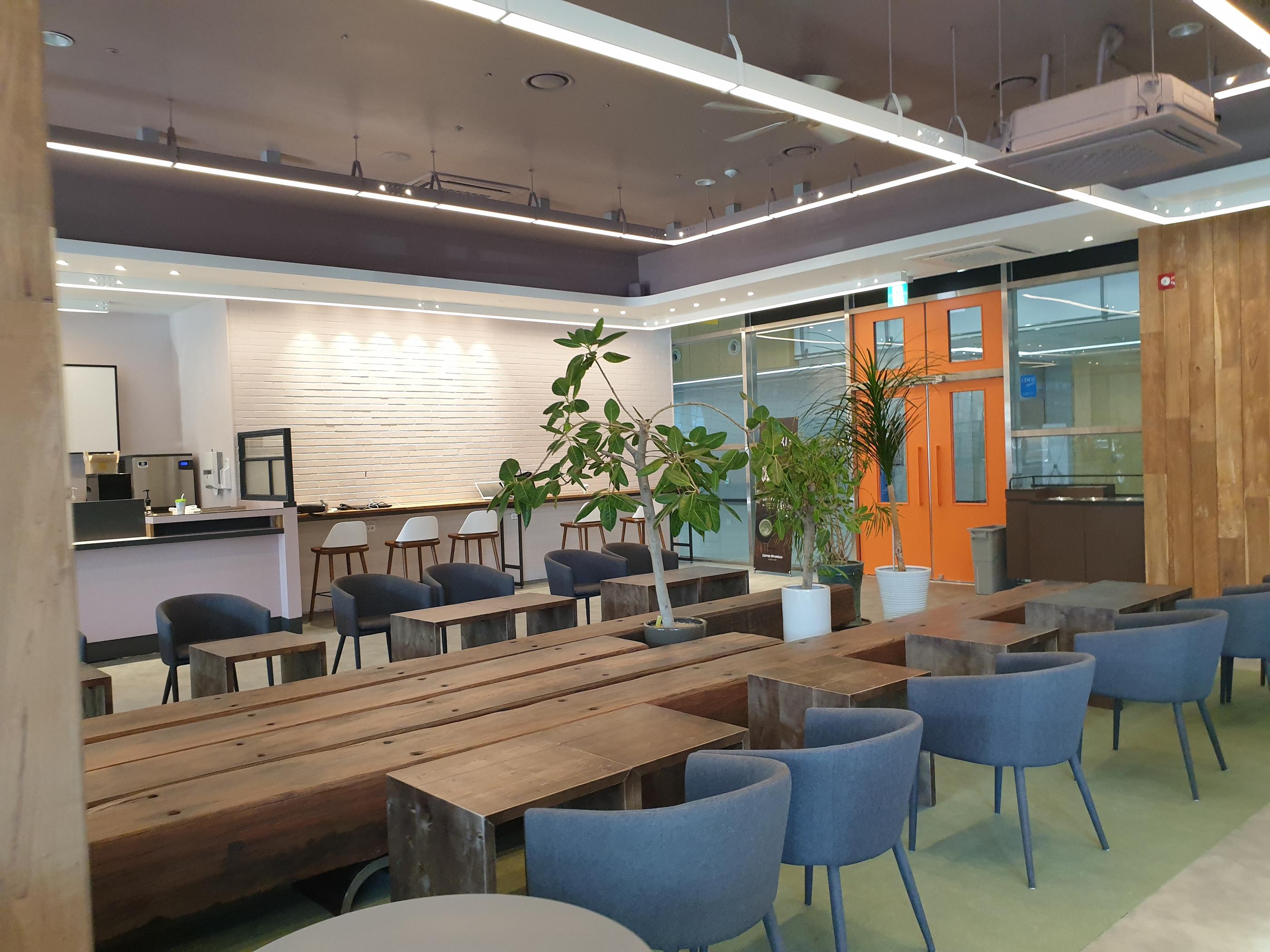 美しくデザインされたカフェ名家の店内。多目的スペースとしての機能性も兼ね備えています。