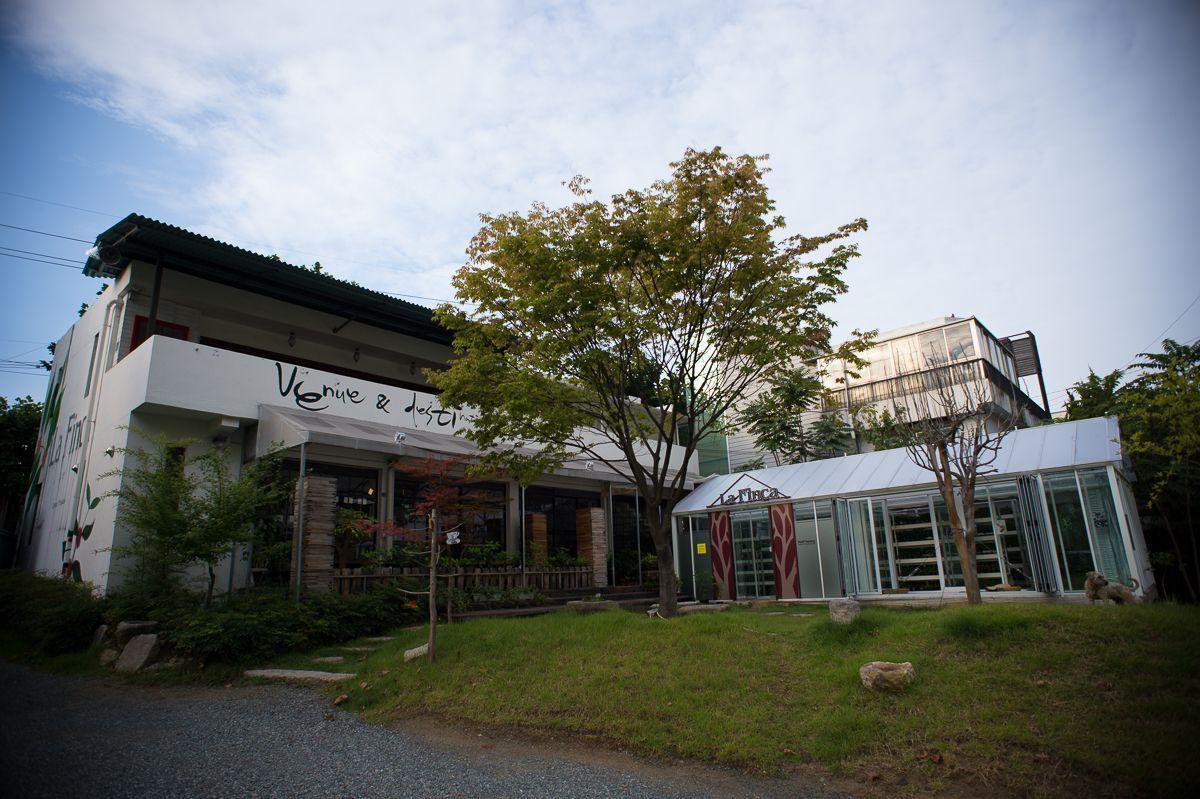 大邱のコピミョンガ店外観の写真。手入れの行き届いた庭園とガラス張りの温室が見られます。