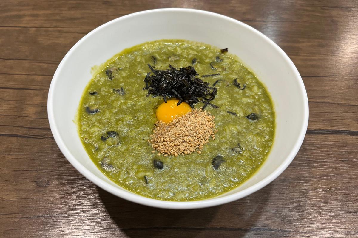 松竹餐廳提供的韓式小菜盤，分別是豆芽和不同風味的泡菜。