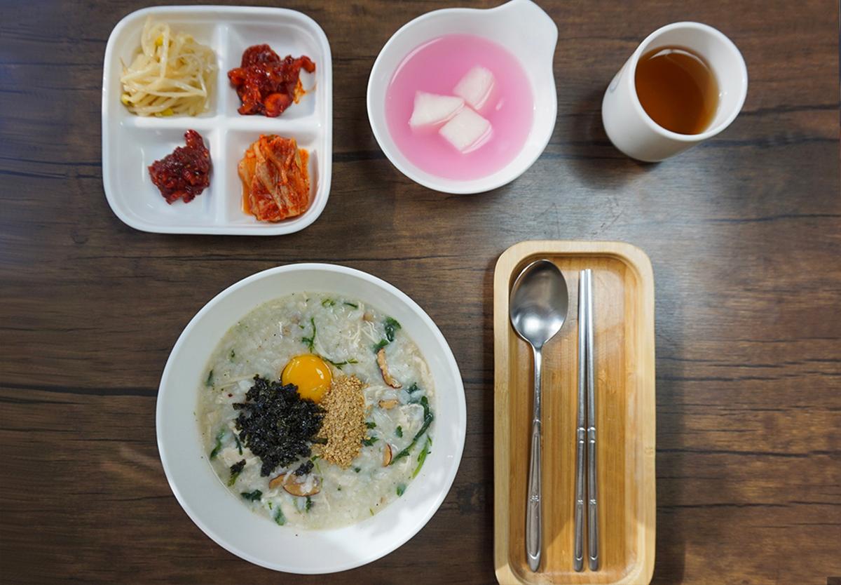 松竹餐廳精心烹製的招牌紅燒燉粥，營養豐富且口感充實。