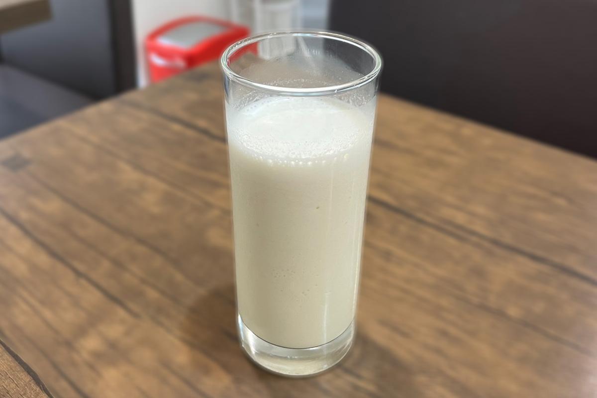 松竹餐廳獨特風味的韓式五味子果汁，展示其豐富風味和多樣口感。