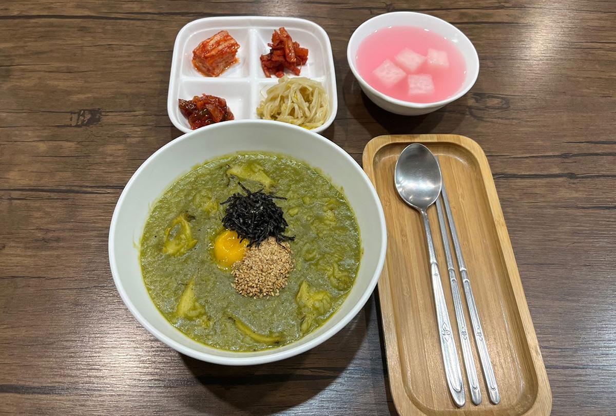 松竹餐廳提供的南瓜粥，呈現出鮮豔的橙色和均勻的質地。