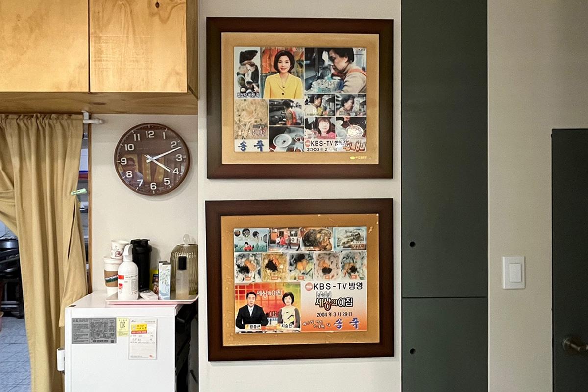 松竹餐廳內懸掛著曾上過電視的照片，展示餐廳在媒體上的曝光。