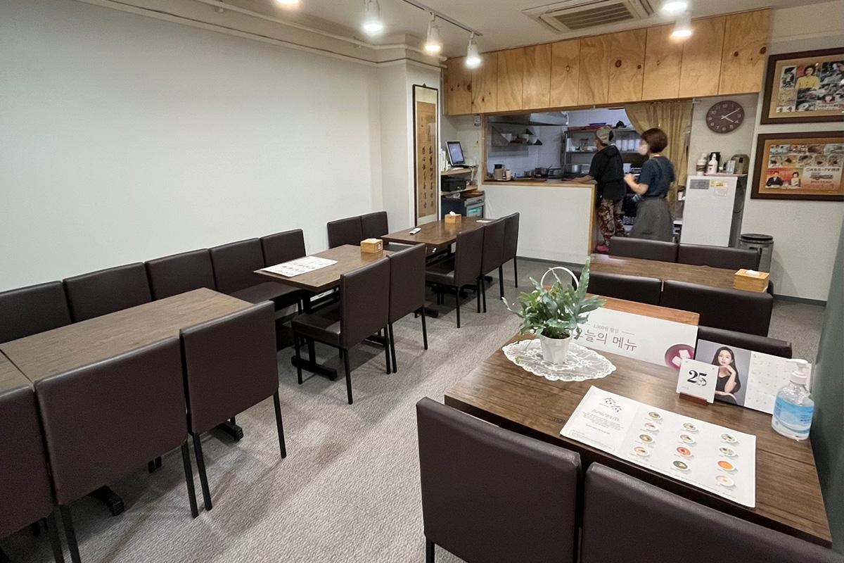 松竹餐廳內部設計，展示乾淨而現代的用餐空間，配有木質桌椅。