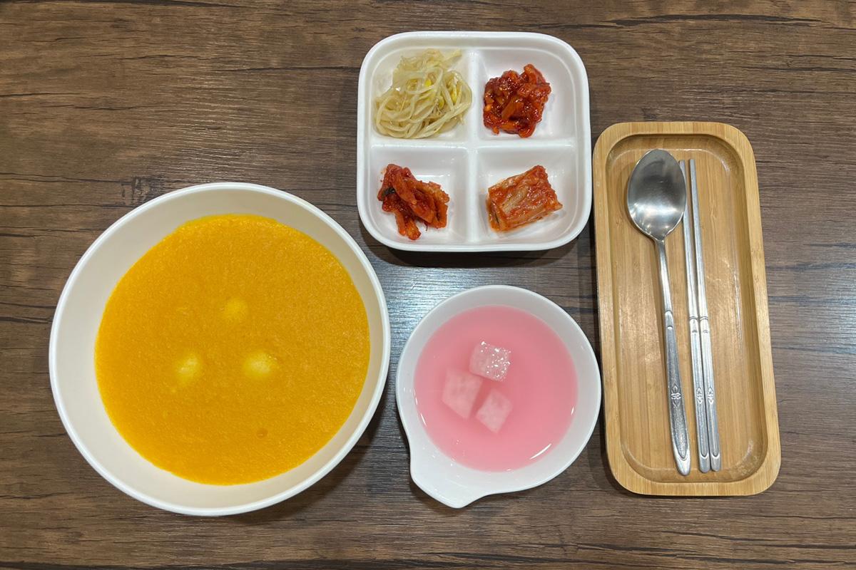 松竹餐廳內的南瓜粥，呈現如絲綢般的質感和三顆糰子。