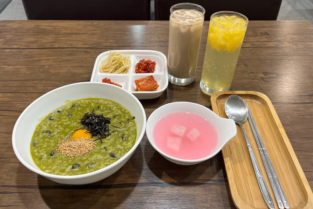 松竹餐廳桌上的內臟粥，展現其獨特綠色、健康飽滿的外觀。