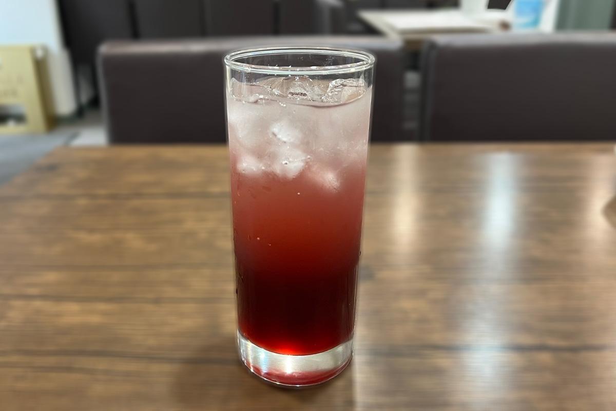 松竹餐廳呈上桌的鮑魚粥套餐，包括小菜和清澈飲品。