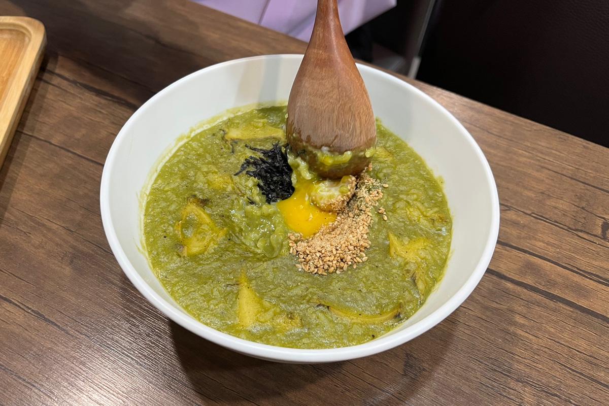 松竹餐廳內的傳統韓式小菜拼盤，完美搭配各種粥品。