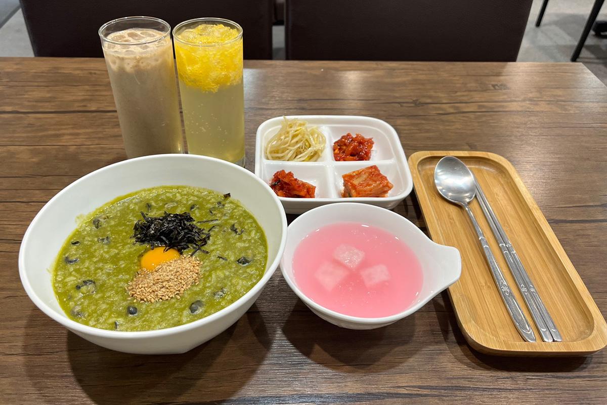 松竹餐廳綠色粥眷含豐富的營養和獨特的味道，成分均勻分佈。